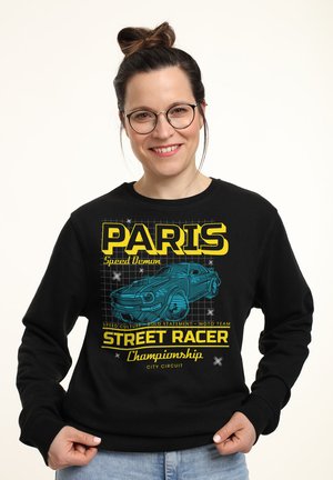 Černá mikina s grafickým potiskem modrého auta a nápisy "PAŘÍŽ" a "STREET RACER Championship" tučným žlutým písmem. Bavlněný materiál.