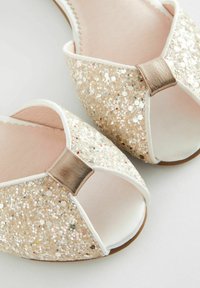 Next BRIDESMAID OCCASION - Páskové sandály  - gold glitter