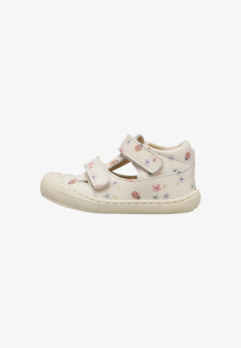 Chaussure blanche pour tout-petit avec motifs floraux et coccinelles, deux sangles réglables à scratch, et un embout renforcé en caoutchouc.
