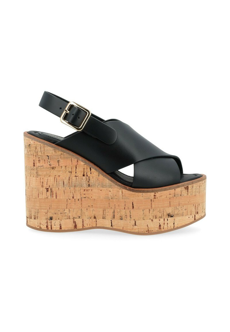Sandali con tacco in pelle nera con piattaforma in sughero, design open-toe, cinturino alla caviglia regolabile con fibbia dorata, dettagli in sughero testurizzato.