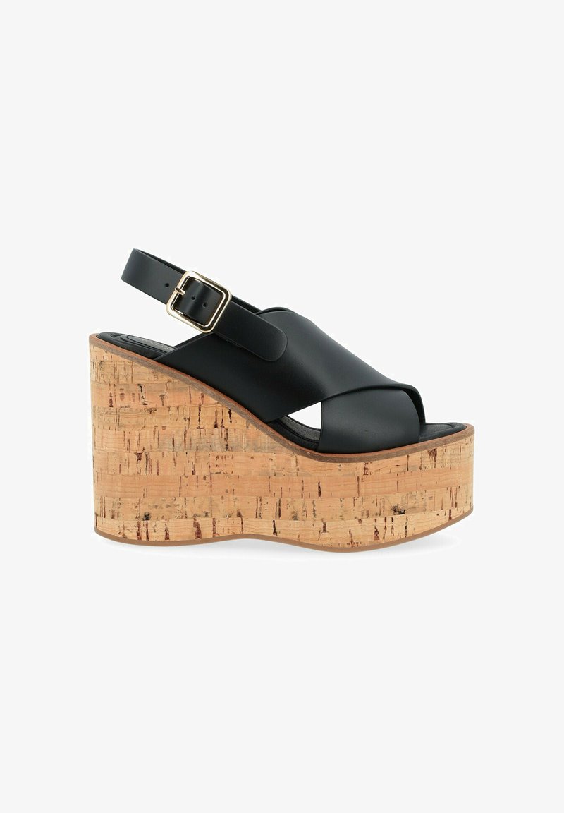 Sandales compensées en cuir noir avec plateforme en liège, design ouvert à l'avant, bride de cheville réglable avec boucle dorée, détails en liège texturé.