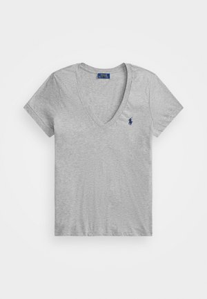 Grå kortærmet V-hals t-shirt lavet af blødt stof, med et lille blåt logo på venstre brystområde.