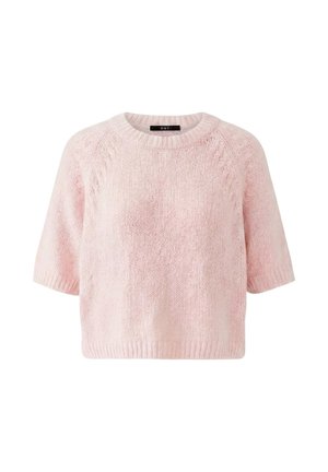 Lichtroze kortermige gebreide trui met geribde ronde hals, gestructureerd patroon op de schouders en geribde zoom en manchetten.