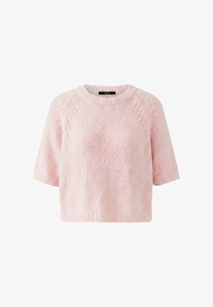 Lichtroze kortermige gebreide trui met geribde ronde hals, gestructureerd patroon op de schouders en geribde zoom en manchetten.