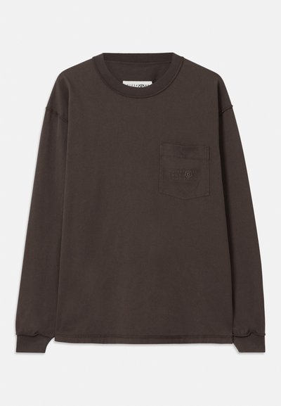 Camiseta de manga longa, marrom escuro, feita de algodão. Apresenta um decote redondo e um bolso no lado esquerdo do peito com detalhes em relevo discretos. Design simples.