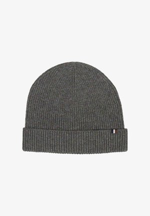 Bonnet en tricot gris avec des côtes verticales, doté d'un revers roulé et d'une petite étiquette en tissu avec des rayures rouge, blanc et bleu.