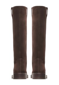 Botas de ante marrón hasta la rodilla con una textura suave, suela plana marrón y acentos de doble lazo en la parte superior para facilitar su uso.