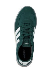 Zelené semišové a syntetické tenisky s bílým designem tří pruhů, šněrováním, kulatou špičkou a polstrovanou stélkou pro pohodlí.