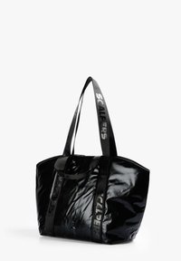 Tote bag neagră realizată din material lucios, cu mânere proeminente ce poartă marca "SCALPERS" și un mic emblemă cu craniu pe lateral.