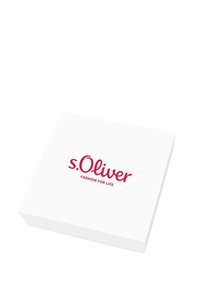 Scatola bianca con il logo rosso "s.Oliver" e il sottotitolo "FASHION FOR LIFE", forma rettangolare piatta, superficie liscia, design semplice.