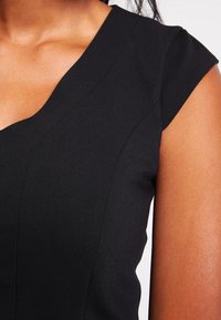 More & More Robe fourreau - black