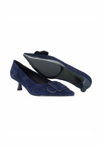 Décolleté con tacco alto in camoscio blu navy, punta appuntita, tacco a blocco basso e dettaglio di fiocco decorativo sulla tomaia. Suola liscia nera.