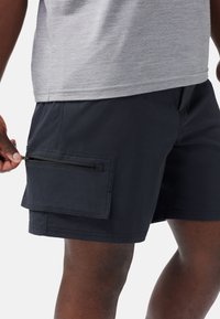 Marine cargo shorts met een zijrits zak, gemaakt van lichte stof met een soepele textuur en een op maat gemaakte, atletische pasvorm.