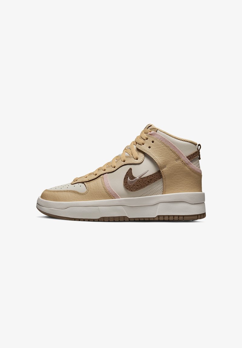 Baskets montantes Nike en cuir beige et crème, avec un Swoosh marron, des accents roses et une semelle texturée avec un profil léger marron.