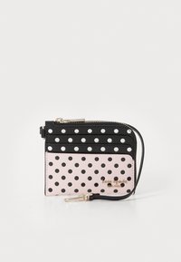 Portefeuille avec un motif à pois noir et rose, matériaux texturés, fermeture zippée et quincaillerie dorée, accompagné d'une sangle pour le poignet.