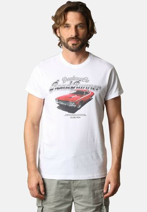Witte katoenen t-shirt met een grafiek van een rode spierauto, voorzien van tekst erboven en eronder. Ronde hals en korte mouwen.