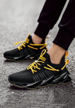 Trainers - black