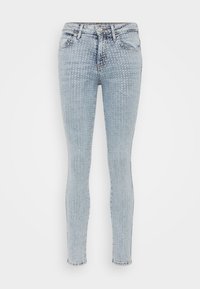 Jeans skinny de denim azul claro con un patrón texturizado de pequeños puntos en relieve, cinco bolsillos y un cierre de botón en la cintura.