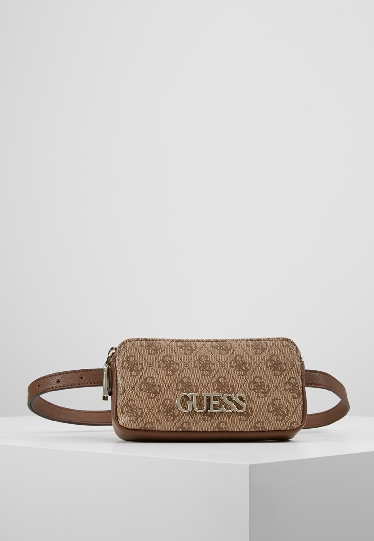 Hnědá plátěná ledvinka s texturovaným diamantovým vzorem, obsahující stříbrné logo "GUESS" a hnědý nastavovací popruh. Zapínání na zip.