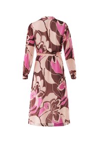 Abito a maniche lunghe con un motivo floreale nelle tonalità di rosa e marrone, aderente in vita con un nastro, realizzato in un tessuto morbido e leggero.