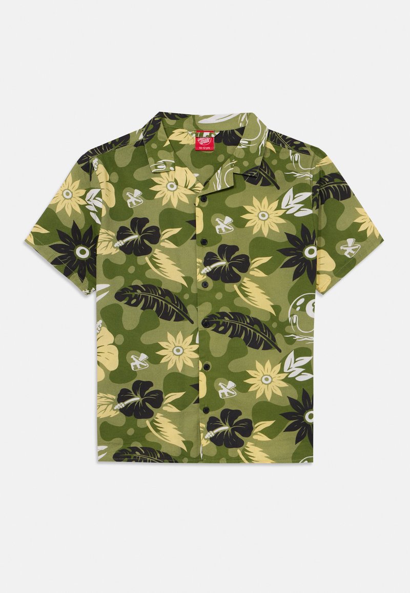 Camisa de botão de manga curta com um padrão de camuflagem verde e desenhos florais amarelos e pretos. O tecido parece suave e leve.