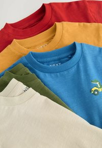 Fünf übereinander gestapelte T-Shirts in den Farben Rot, Senfgelb, Blau mit einem grünen Dinosaurier-Graphic, Olivgrün und Creme. Jedes hat einen gerippten Halsausschnitt.