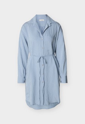 Vestido tipo camisa de manga larga azul claro con rayas verticales blancas, botones en el frente, bolsillo en el pecho, cinturón en la cintura y puños abotonados.