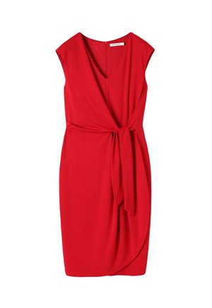 Rød knælang kjole lavet af glat stof. Har en V-hals, korte kapærmer og en bundet talje detalje med et draperet look.