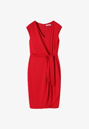Vestido rojo de longitud hasta la rodilla hecho de una tela suave. Presenta un escote en V, mangas cortas tipo capa y un detalle de cintura atada con un efecto drapeado.