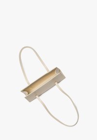 Beige Lederhandtasche mit langen, flachen Trägern, offenes Design, mit goldenem Innenfutter und subtilen Kantenverzierungen.