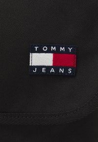 Tommy Jeans ESSENTIAL DAILY MESSENGER UNISEX - Torba preko tijela - black