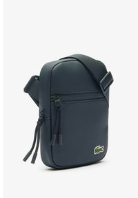 Tamno plavi crossbody torba napravljena od teksturirane tkanine, s prednjim zip džepom i logotipom. Uključena je podesiva naramenica.