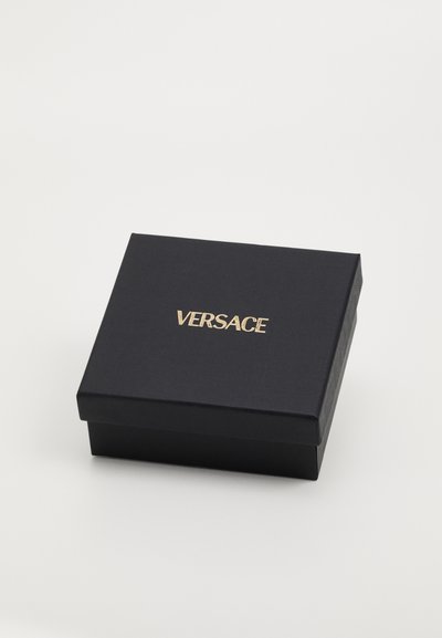 Cutie de cadou neagră cu un finisaj texturat, având un logo aurii "VERSACE" pe capac. Formă pătrată, construcție solidă.