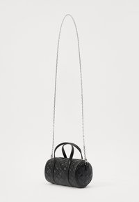 Borsa a tracolla nera con forma arrotondata, doppi manici superiori e una lunga catena regolabile. Texture liscia con una finitura elegante.