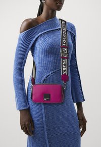 Karl Lagerfeld Jeans LOGO PATCH CAMERA - Taška s příčným popruhem - festival fuchsia