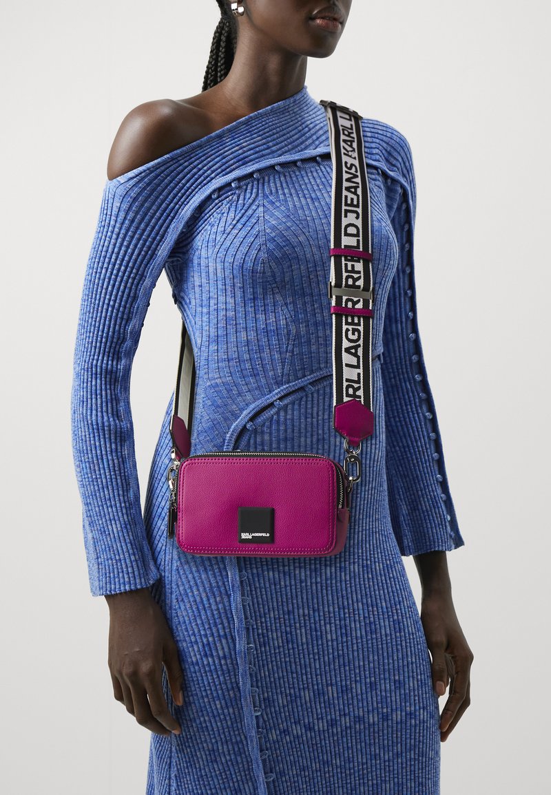 Karl Lagerfeld Jeans LOGO PATCH CAMERA - Taška s příčným popruhem - festival fuchsia