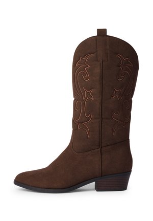Stivale da cowboy in suede marrone con ricami a spirale, punta appuntita e tacco basso impilato. Presenta un passante per facilitarne l'indossamento.