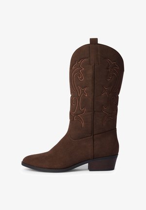 Stivale da cowboy in suede marrone con ricami a spirale, punta appuntita e tacco basso impilato. Presenta un passante per facilitarne l'indossamento.