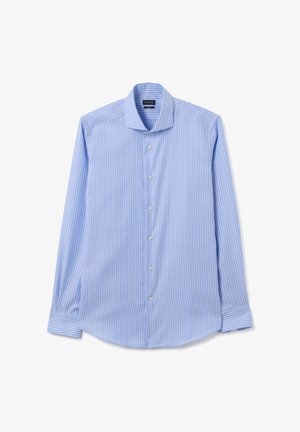 Camisa de botones azul claro con rayas verticales blancas, cuello estándar, mangas largas y puños abotonados. Hecha de una tela suave.