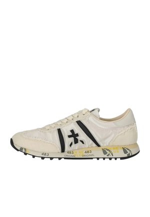 Sneaker bianco e beige con logo nero e strisce, testo giallo e nero sulla suola e dettagli in tessuto strutturato.