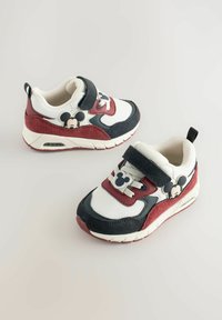 Dziecięce sneakersy z białą i granatową siateczką, bordowymi zamszowymi akcentami, z rzepem oraz motywem Myszki Mickey po bokach.