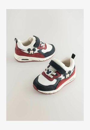 Dječje tenisice s bijelim i tamnoplavim mrežastim gornjim dijelom, akcentima od tamnocrvenog nubuka, čičak trakama i motivom Mickeyja Mousea sa strane.