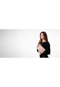 Bežová kožená taška přes rameno s nastavitelným popruhem, obdélníkový tvar, hladký povrch a logo na přední straně.