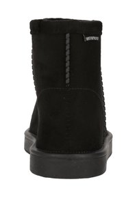 Bottines noires imperméables avec un extérieur en suede doux, des détails cousus et une semelle en caoutchouc pour une meilleure adhérence.