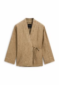 Veste beige de style enveloppant avec des manches longues. Présente des fines rayures verticales et une fermeture à nouer à la taille. Tissu doux et texturé.