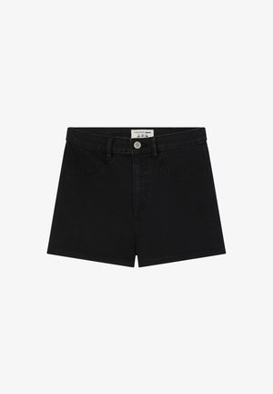 Czarne szorty dżinsowe o klasycznym kroju, z szlufkami na pasek, dwoma przednimi kieszeniami oraz markową metką na pasku. Gładka tekstura.