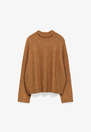 Brązowy, strukturalny sweter z okrągłym dekoltem, długimi rękawami i luźnym krojem. Wykonany z miękkiego materiału, z prążkowanymi mankietami i dolnym brzegiem.