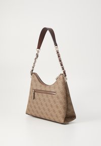 Borsa a spalla con motivo marrone e design curvo, dotata di una tasca frontale con zip e una tracolla in catena e pelle. Texture liscia complessiva.