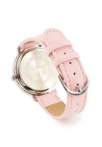 Montre ronde avec un dos en acier inoxydable, un bracelet en cuir rose, une boucle en argent et un logo en relief. Résistante à l'eau.