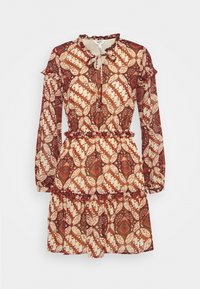 Langärmliges Kleid mit einem rötlich-braunen Blumenmuster, Rüschendetails, einem Bindekragen und einem gestuften Rockdesign.